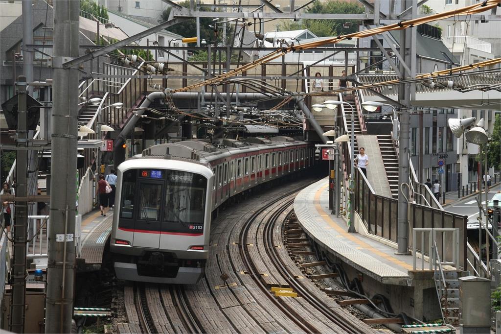 東京搭地下鐵越來越方便，明年春天起全面開放信用卡刷卡進站，無須再另外購票。示意圖／翻攝自Pixabay