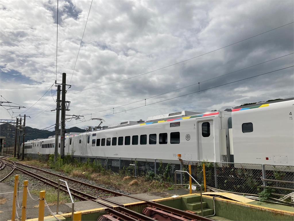 台鐵EMU3000新城際列車首編特仕車已於今日抵達花蓮港。圖／台鐵局提供