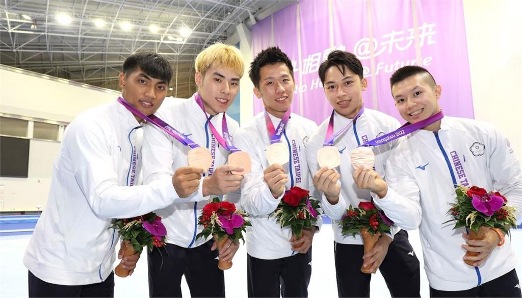 葉政（左二）在競技體操男子個人全能決賽中，以第11名作收。圖／中華奧會提供