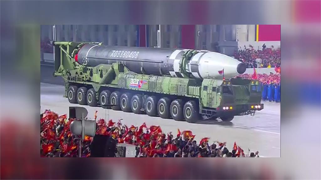 北韓閱兵首度秀出疑似全球最大的洲際彈道飛彈。圖：翻攝自YTN