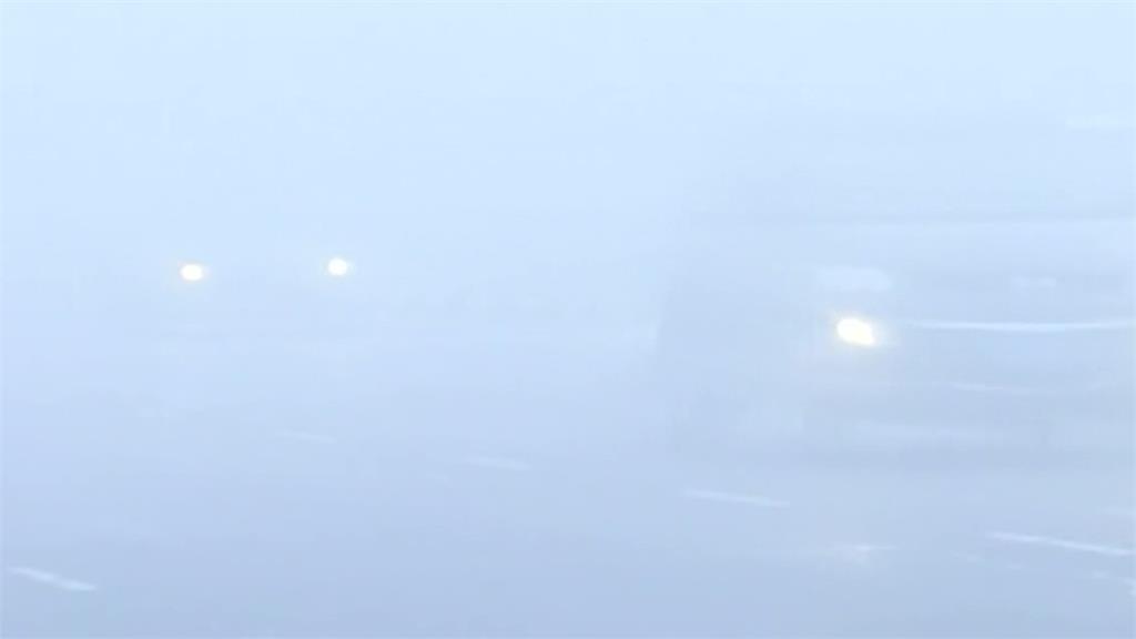 受到新一波冷空氣影響，北京、山東、天津和安徽出現濃霧，能見度一度只剩50公尺。圖／翻攝自CCTV