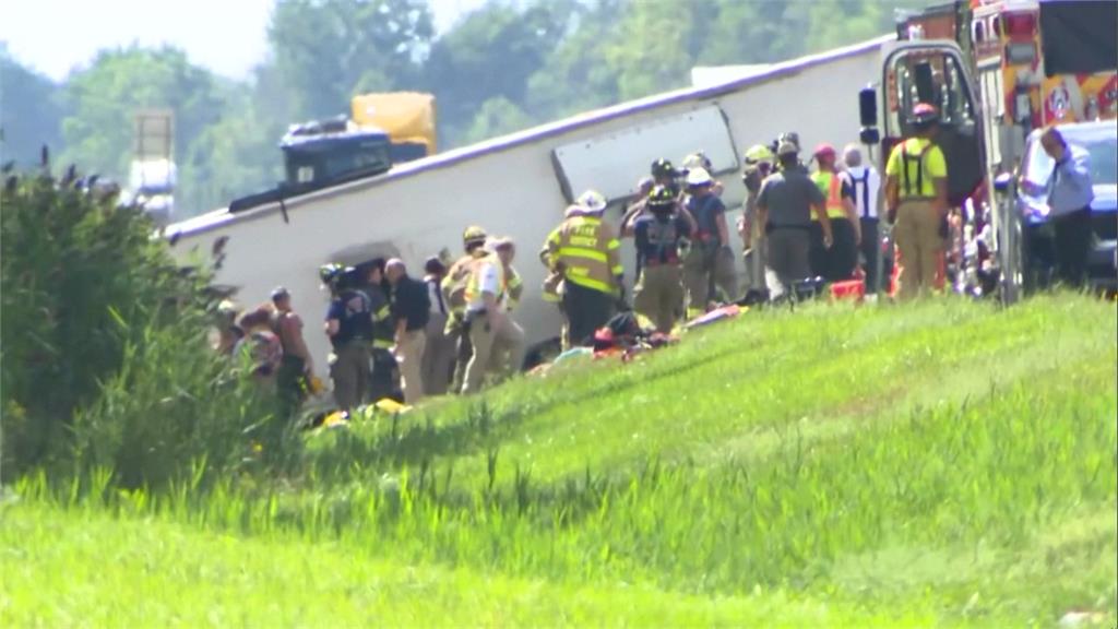 美國紐約一輛載有52名乘客的旅遊巴士發生翻覆意外。圖／路透社、CNN