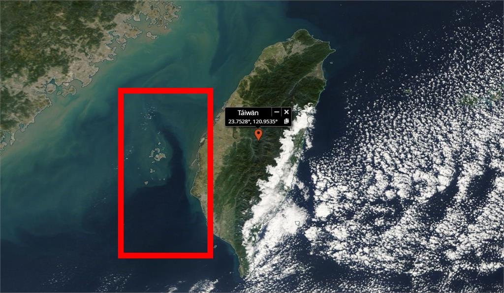 從NASA的衛星照中，可清楚的看見「黑水溝」的輪廓。圖／翻攝自EOSDIS