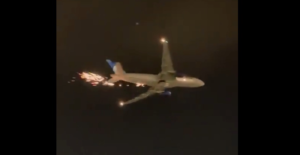 美聯航班機空中竄火掉碎片。圖／翻攝自Twitter@FlightEmergency