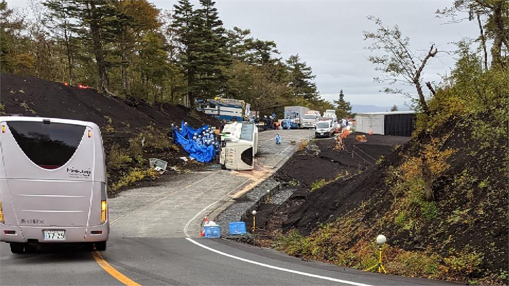 日本富士山附近一輛觀光巴士翻覆。圖／翻攝自推特@Gt8VUlzRG7buafO