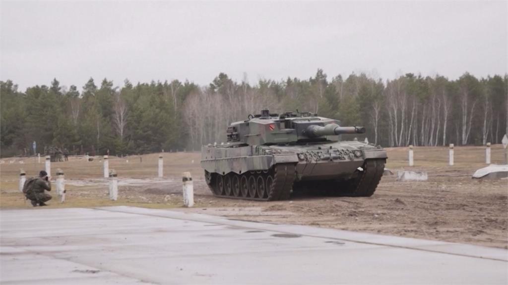 歐美多國提供烏克蘭大量戰車，援助烏戰。圖／畫面攝自AP