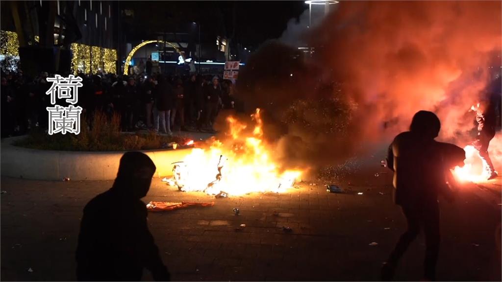 黑夜裡火光沖天，荷蘭示威民眾焚燒車輛。圖／翻攝自AP Direct