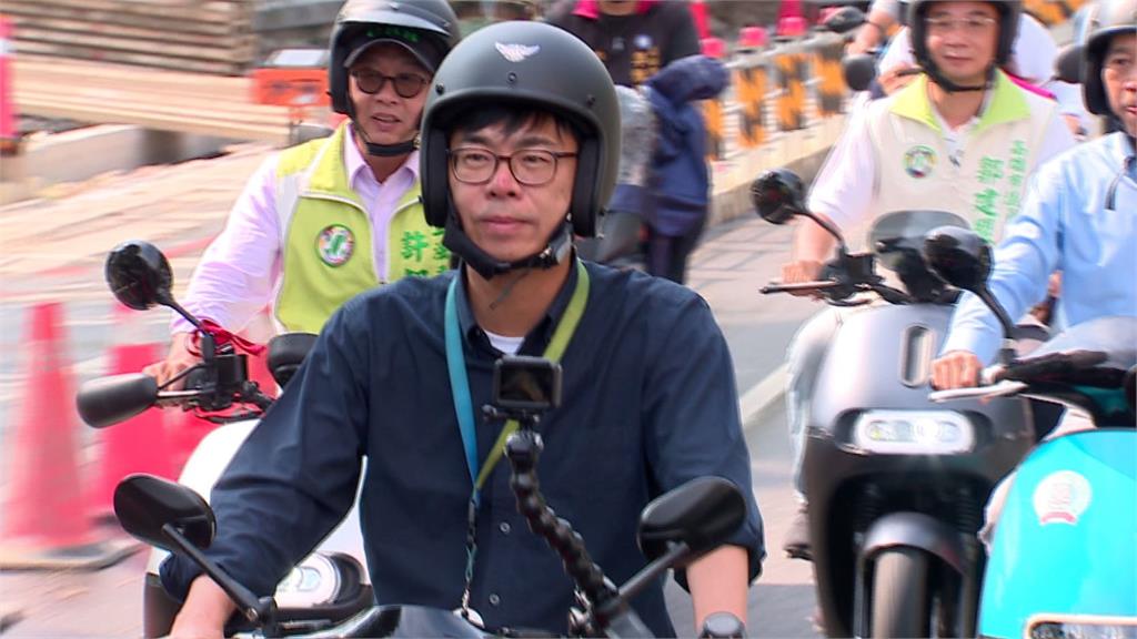 高雄市長陳其邁今（11）日上午親自騎機車視察陸橋拆除後交通路況。圖：台視新聞