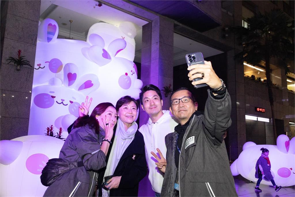 今天是情人節，台北市長蔣萬安與妻兒逛台灣燈會。圖／翻攝自Facebook@chiangwanan