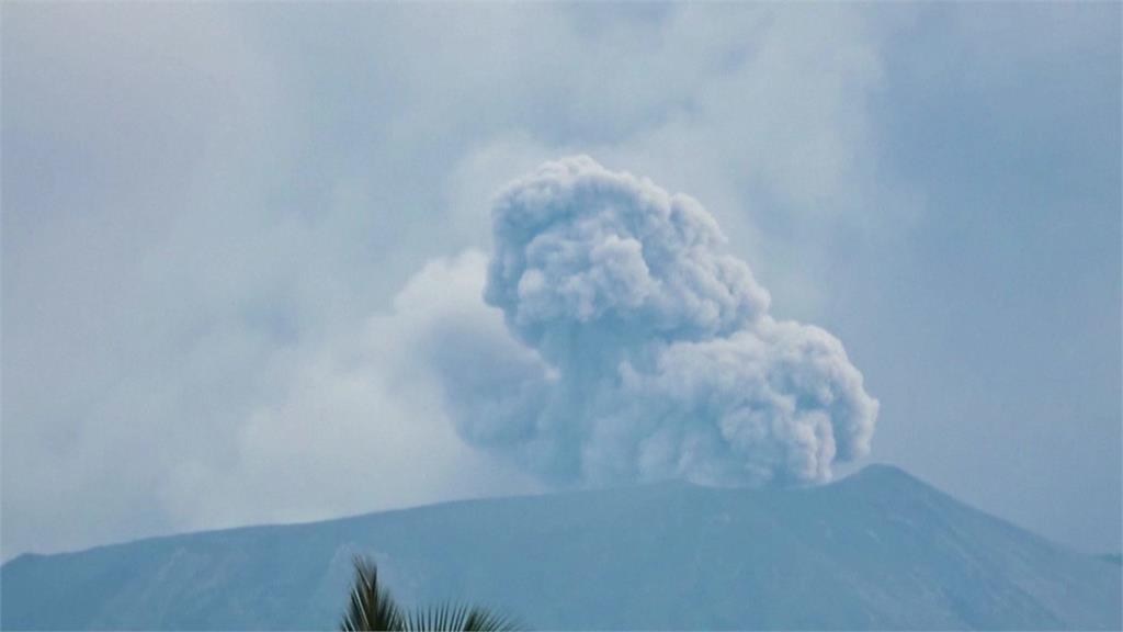 印尼火山噴發增至22死。圖／美聯社、路透社、CNN（資料畫面）