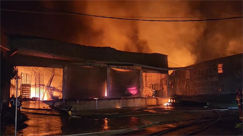 PChome林口倉庫發生火災。圖／翻攝自Facebook@新北消防發爾麵
