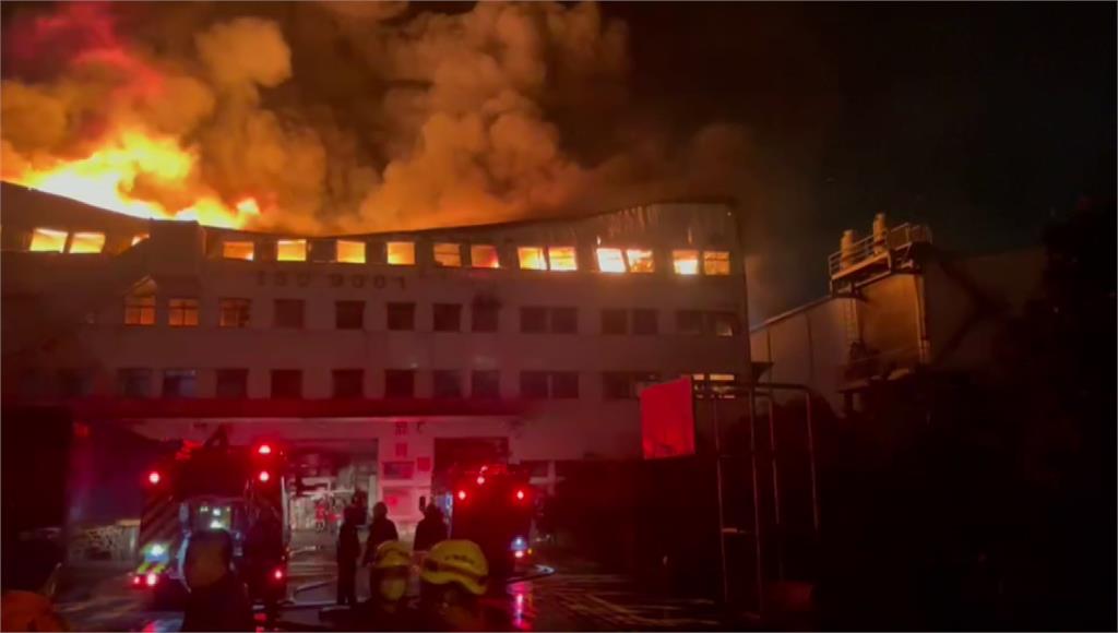 工廠內熊熊大火延燒。圖：台視新聞
