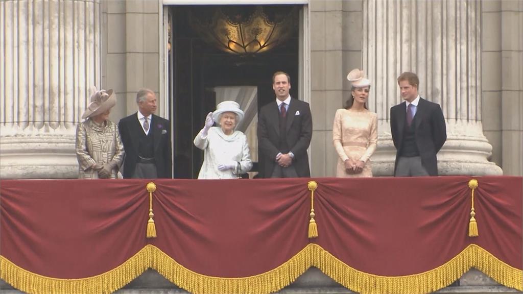 英國女王伊麗莎白二世在位70週年，英國大陣仗慶祝女王的白金禧。圖／畫面攝自AP