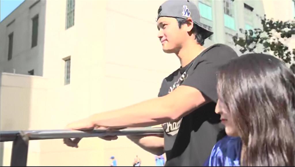 道奇洛杉磯封王遊行！大谷偕愛妻真美子現身 嗨喊「明年再拿一冠」