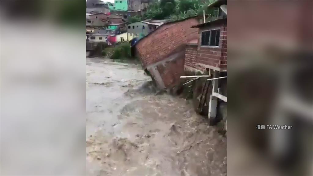 民宅抵擋不住洪水沖擊，崩塌墜入河中。圖／翻攝自YouTube@FA Weather