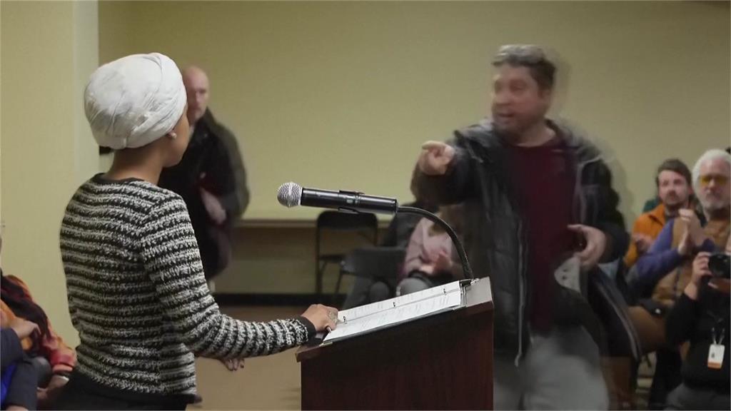 美眾議員演說遭噴灑不明液體！男子衝上講台當場被制伏 畫面曝光