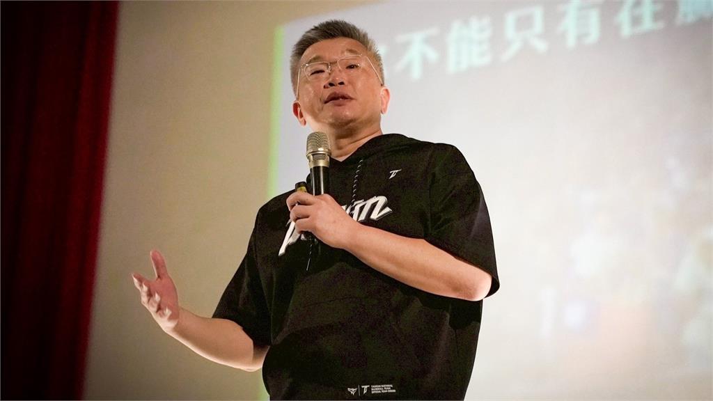 龍仔春訓左手肘扭傷退場！ 蔡其昌曝傷勢：初步確認未骨折