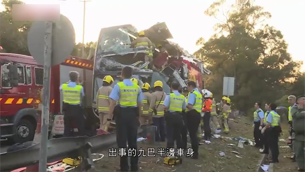 香港雙層巴士衝撞路樹，車頂被撞掀翻，怵目驚心。畫面來源：香港 i-cable