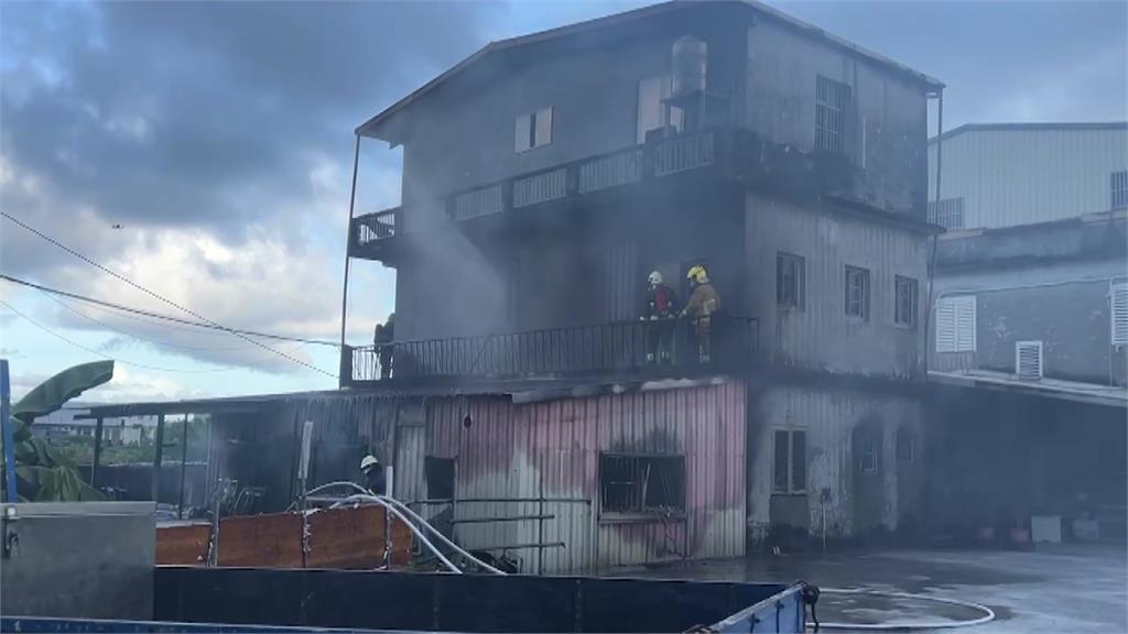 鐵皮屋延燒到鄰近的3層樓住宅，導致一對母子命喪火海。圖／台視新聞