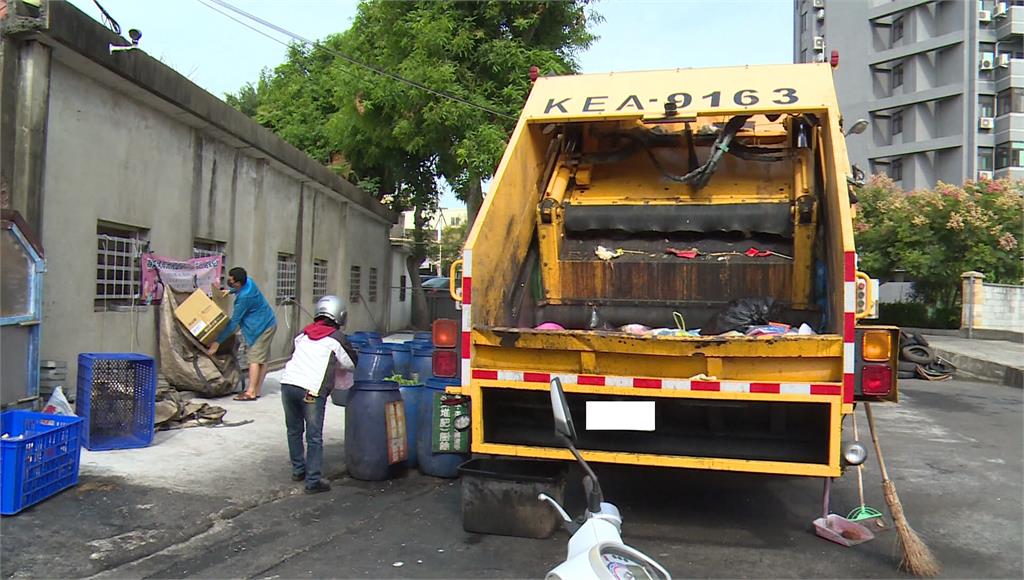 避免外地人丟垃圾，頭份市清潔隊要查驗身分。圖／台視新聞