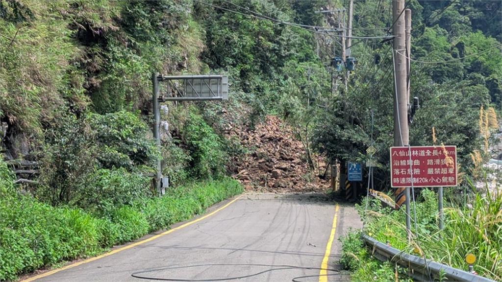 台中往八仙山國家森林遊樂區入口處邊坡，發生土石崩落事件，造成道路中斷。圖／台視新聞