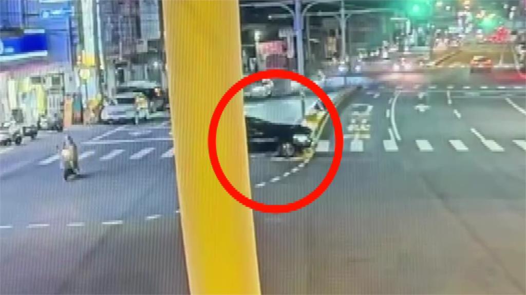 彰化「最衰庇護島」被撞17次！ 轎車切西瓜大迴轉直接騎上去