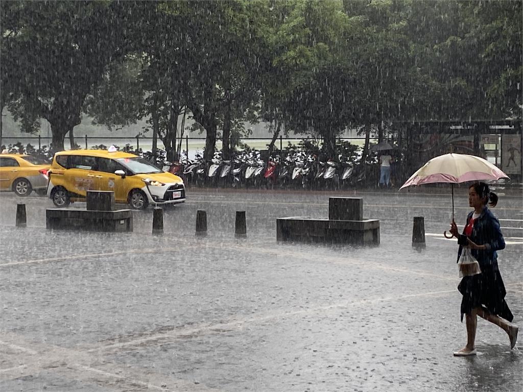 中部以北、宜蘭地區及其他山區午後有局部短暫雷陣雨，局部地區提防大雨發生。圖：胡立夫 攝