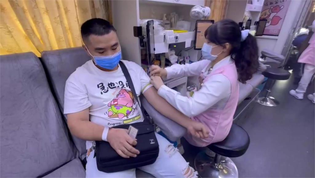 寒冬捐血「抽黃金」爆人潮！最早4:30就來排隊