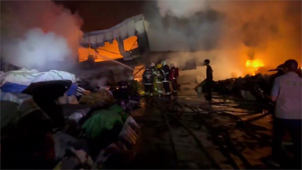 台南廢五金廠大火伴隨爆炸聲！ 1外籍移工失聯搜救中