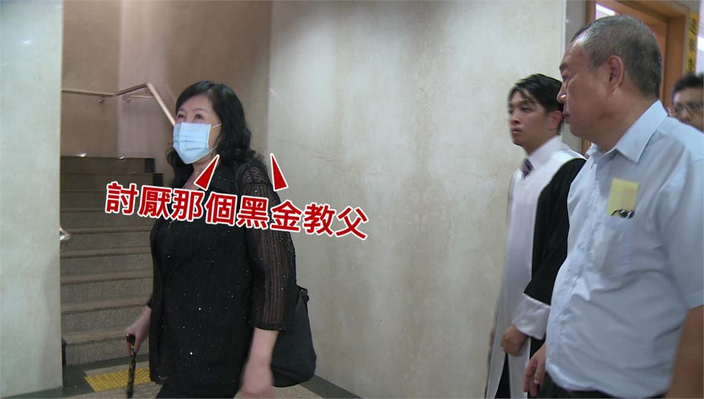 資深藝人鄭惠中拿紅漆破壞李前總統肖像，交保後表示「討厭黑金教父」。圖：台視新聞