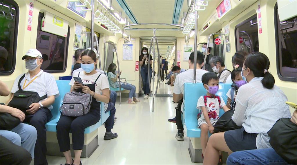 搭乘大眾運輸改「建議」配戴口罩。圖／台視新聞（資料畫面）