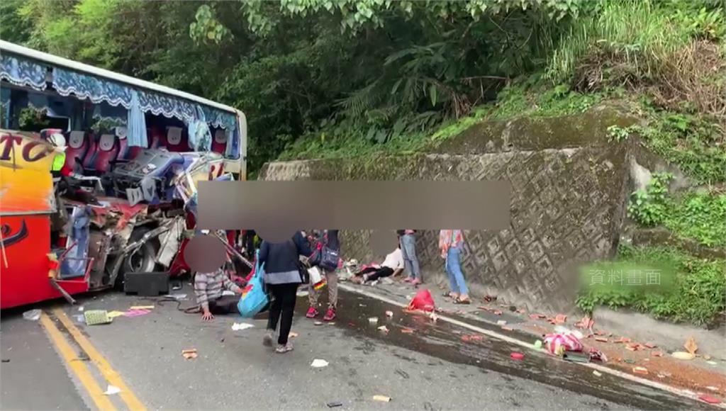 騰龍遊覽車撞山壁釀6死。圖／台視新聞