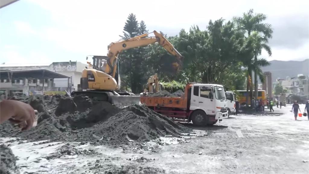 花蓮馬太鞍溪上游堰塞湖發生溢流事件後，政府單位啟動災後修復措施，首要目標為讓水不再流進市區。圖／台視新聞