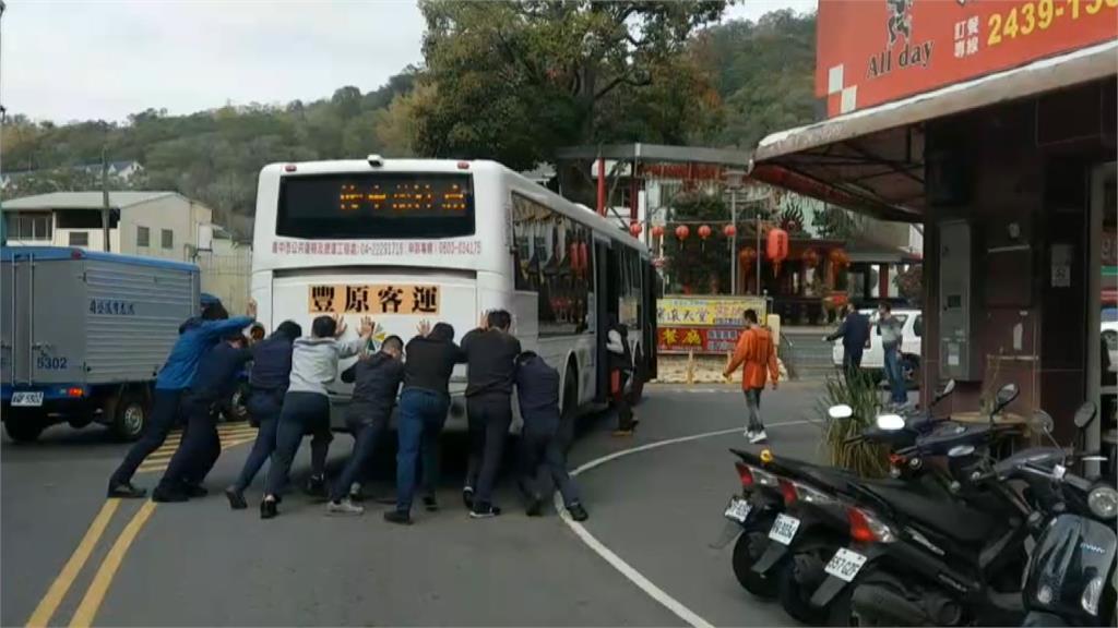 公車卡大坑圓環 9員警+民眾合力推車助脫困