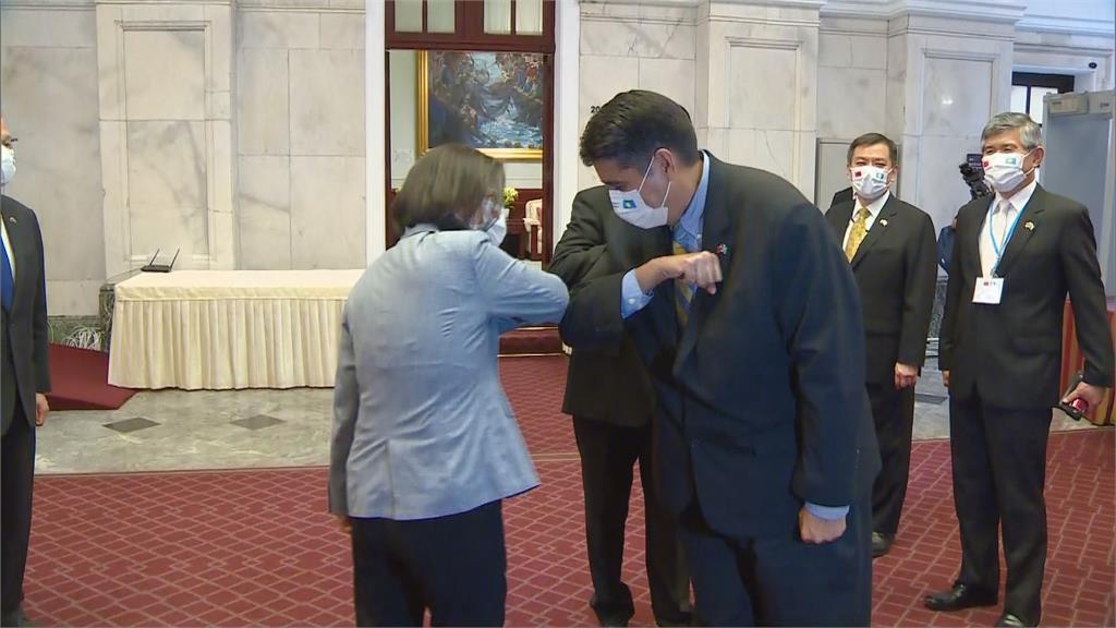 總統蔡英文（左）下午在總統府接見帛琉總統惠恕仁（右）。圖／台視新聞