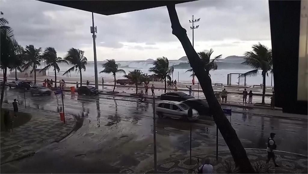 巴西里約熱內盧的海邊掀起3.5公尺巨浪。圖／美聯社