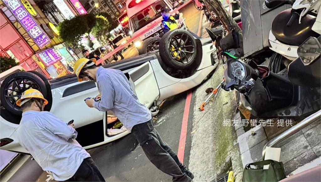 永和轎車自撞180度翻覆！波及7機車、2變電箱 目擊者：駕駛抱物離開
