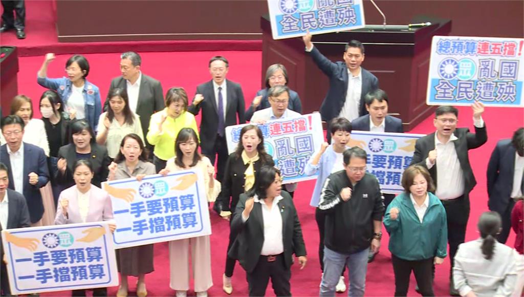 總預算差點付委審查，韓4問「有無異議」等人來。圖／台視新聞