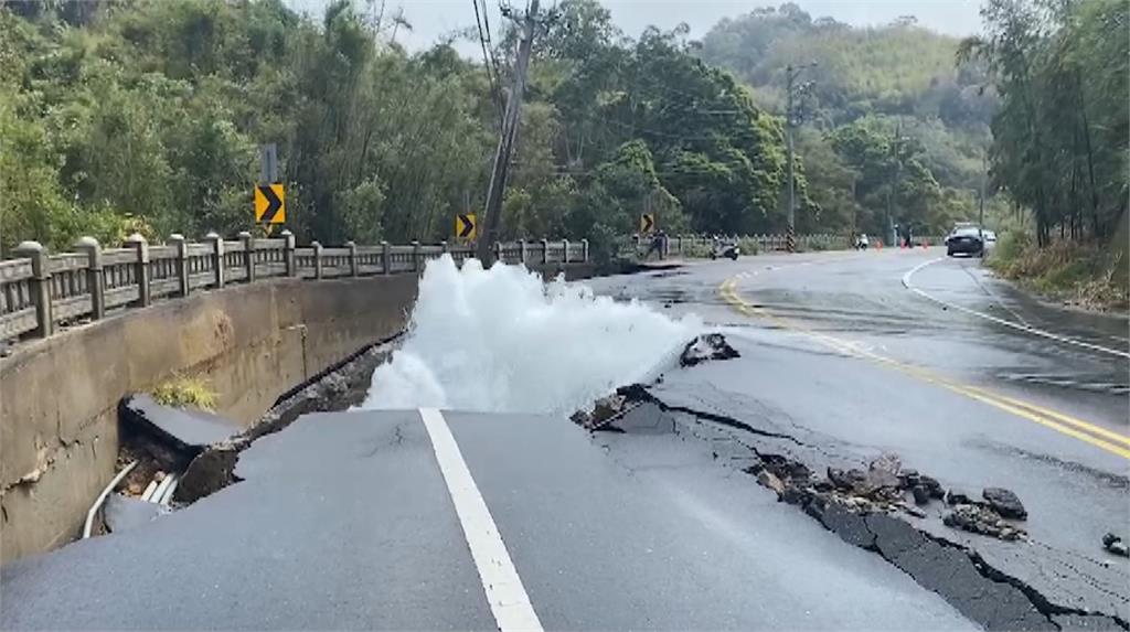 新竹寶山水管突爆裂 水柱噴濺近3層樓高