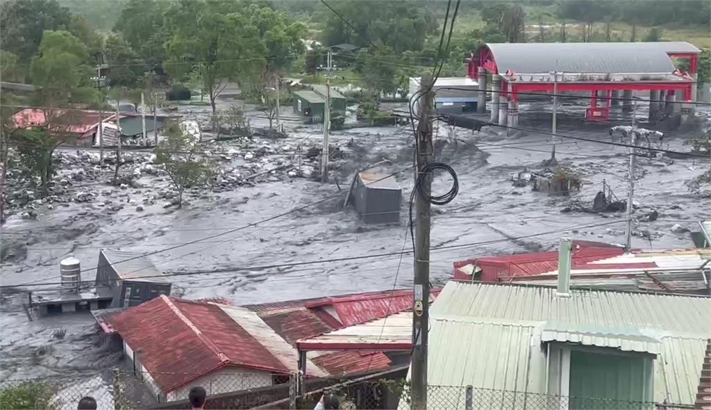  馬太鞍溪溢流水勢又變大！明利村貨櫃被沖走電杆斷 居民高處目睹嚇壞