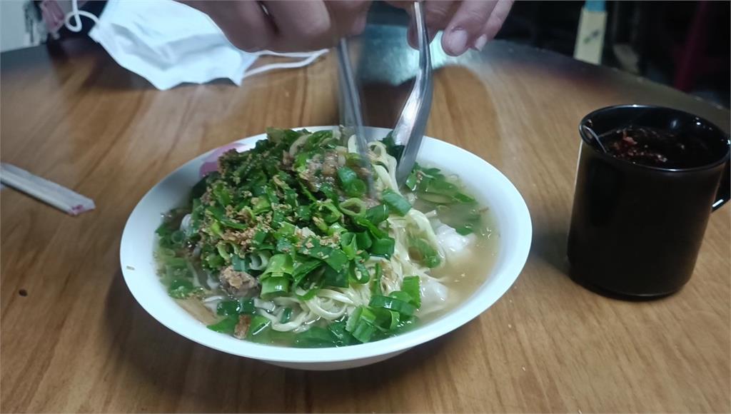 佛心店「不漲反降」！爆量餛飩麵「僅60元」 遊客樂喊：太過份