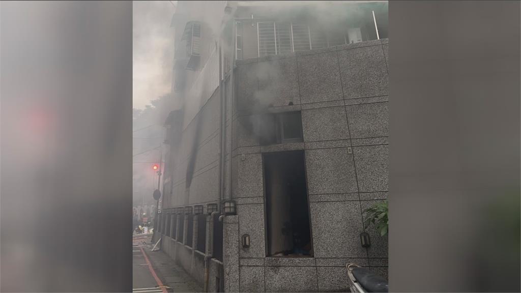 板橋公寓火警！ 傳一度有人受困頂樓