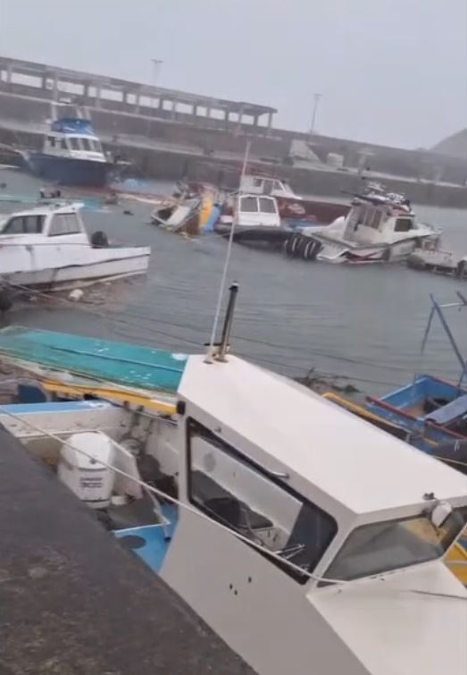 蘭嶼颳破紀錄強陣風！開元港漁船翻覆 民宅大門被吹走