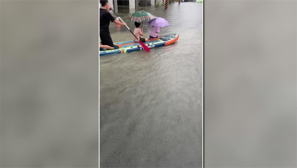台南安南區多處積淹水 民眾苦中作樂玩「SUP板」