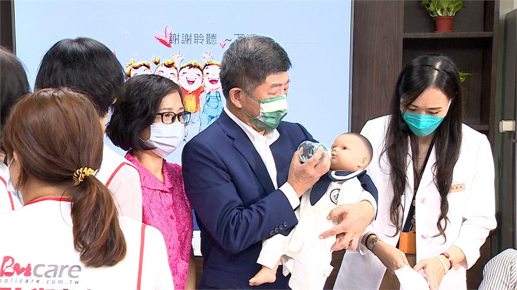 被批餵奶姿勢錯、臉臭　陳時中PO出老照片回憶和兒子的溫暖接觸