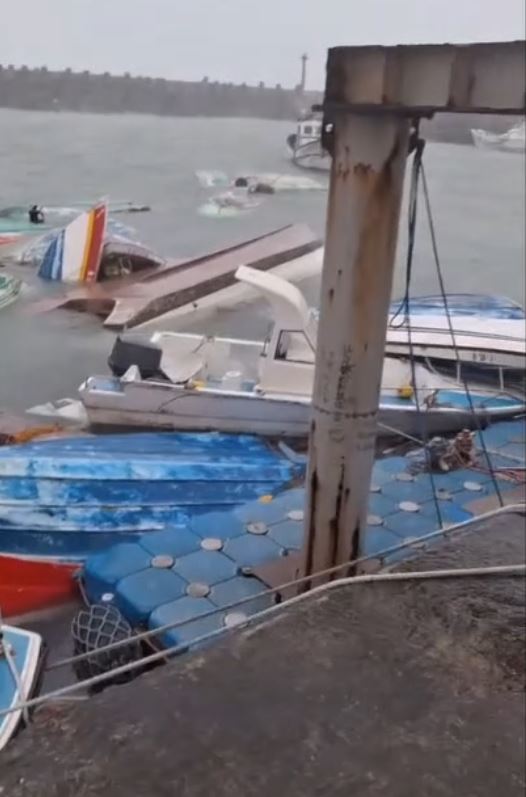 蘭嶼颳破紀錄強陣風！開元港漁船翻覆 民宅大門被吹走