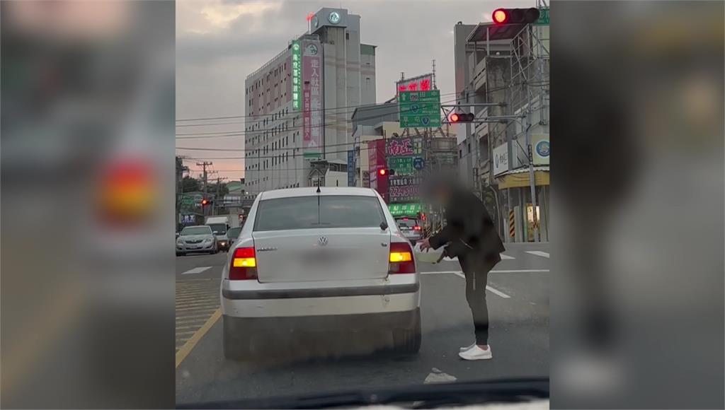 時間管理大師？男車道上加油「沒熄火」 民眾嚇歪：好怕爆炸！
