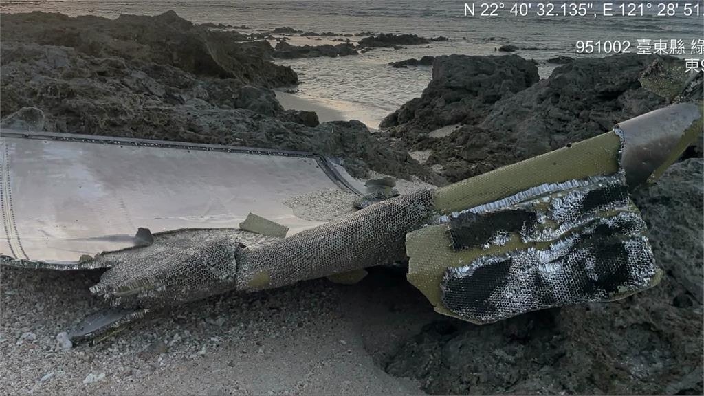 飛機蒙皮？綠島海邊驚見2片複合材料殘骸 通報軍方檢視