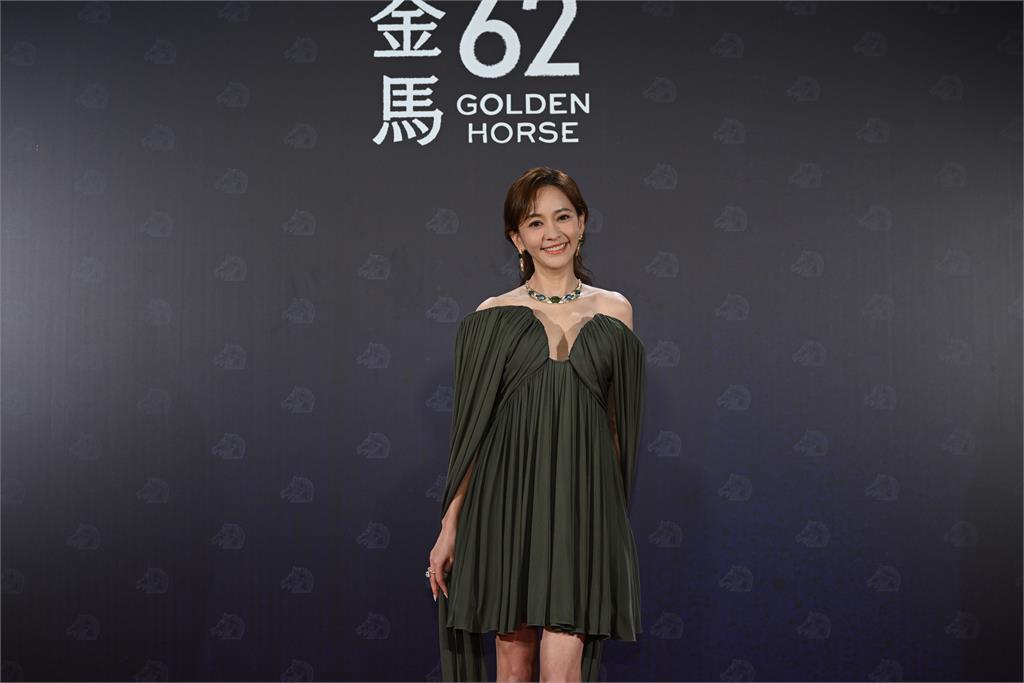 金馬62／陳意涵紅毯秀香肩美背 受訪喊話老公�
：想分享喜悅