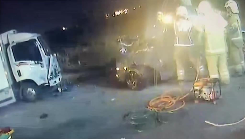 台南自小客車自撞路樹　2受困1人無生命跡象